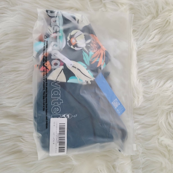 CUPSHE Women's Bikini Swimsuit Scalloped V Neck Lace Up Low Waisted Bathing Suit - Picture 2 of 5